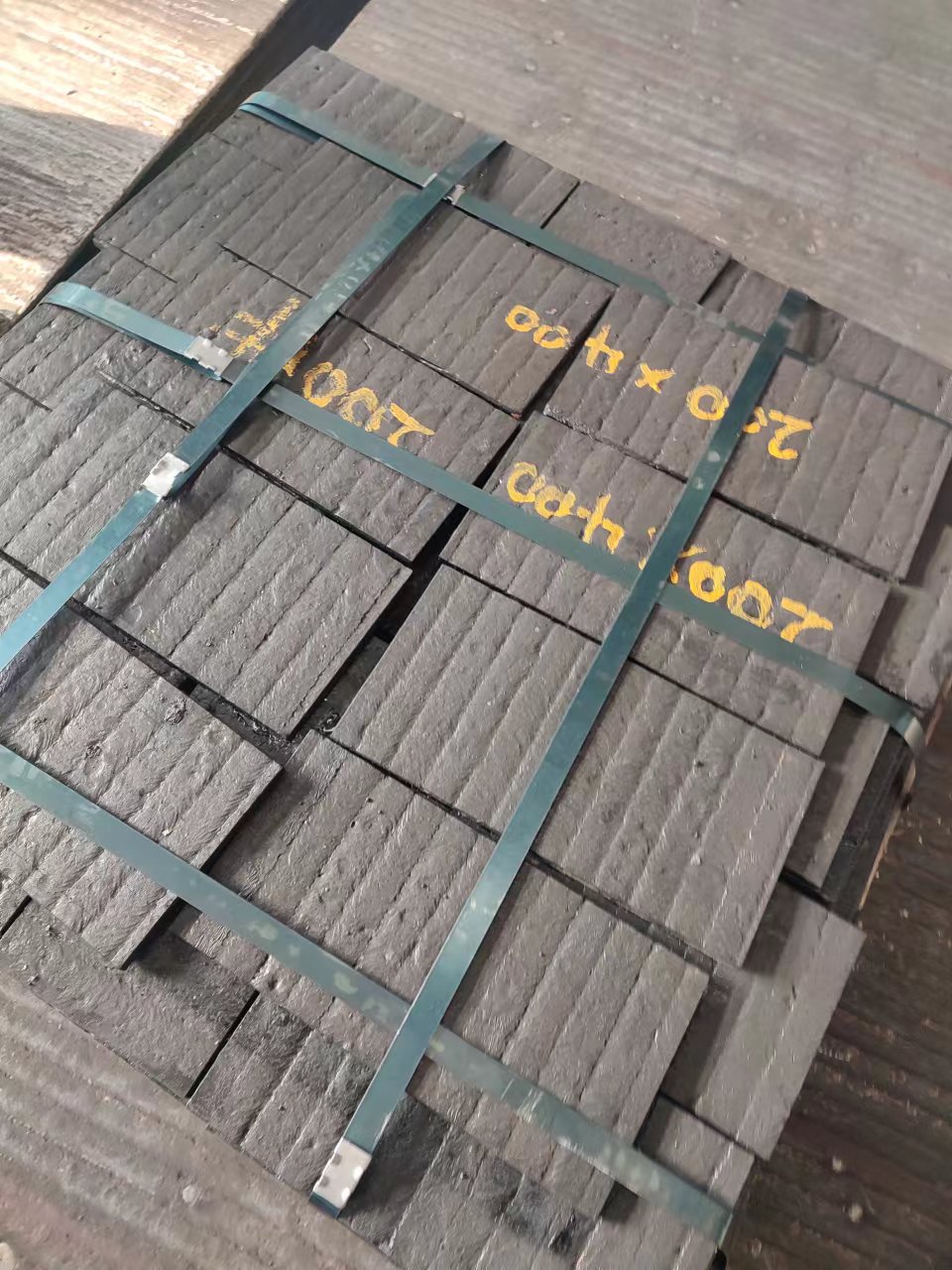 重庆堆焊耐磨板耐磨钢板