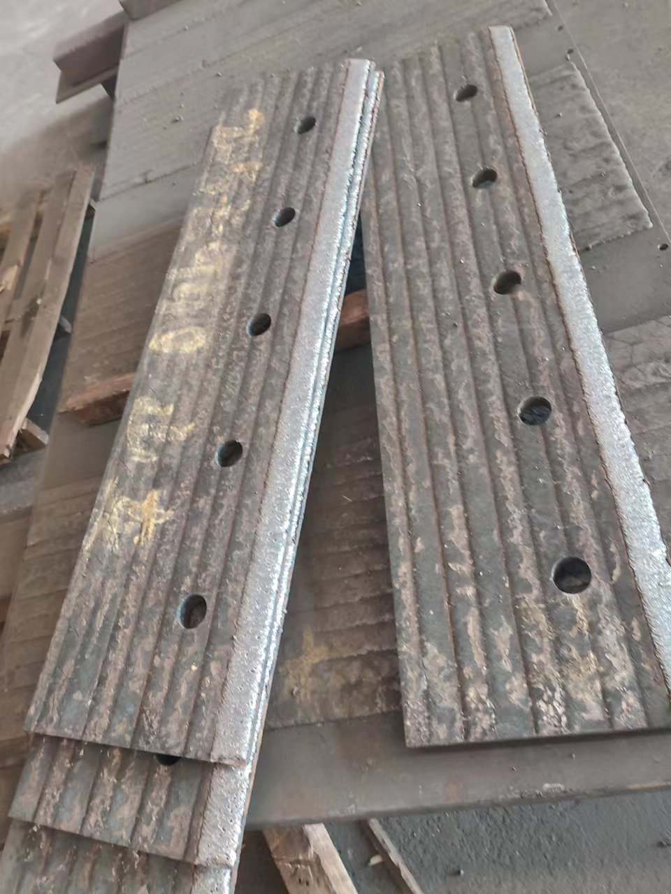 辽宁挖斗机铲板耐磨板