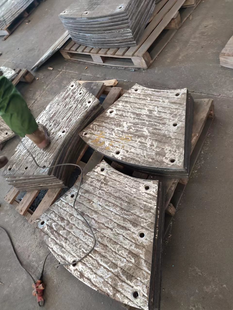 辽宁高铬合金耐磨板，堆焊耐磨板