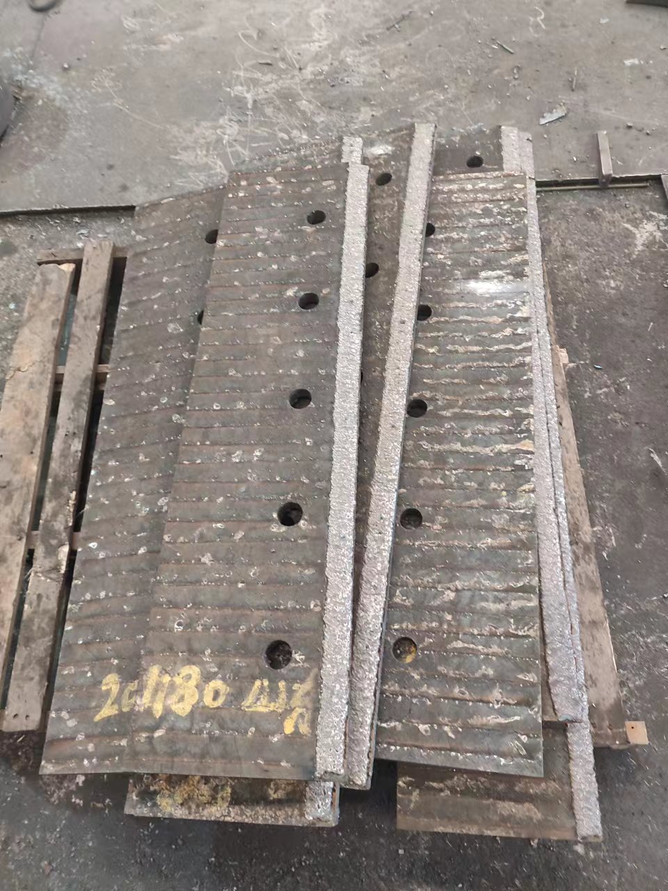 辽宁挖斗机衬板挖斗机耐磨衬板堆焊耐磨板